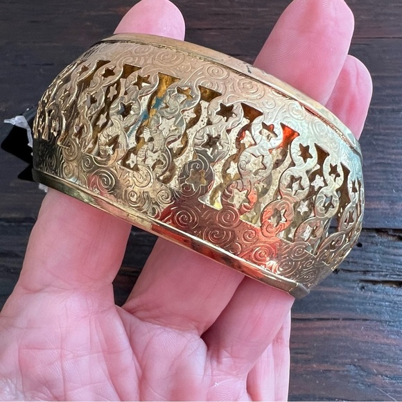 NWT Gold Tone Thick Bangle - Picture 2 of 5